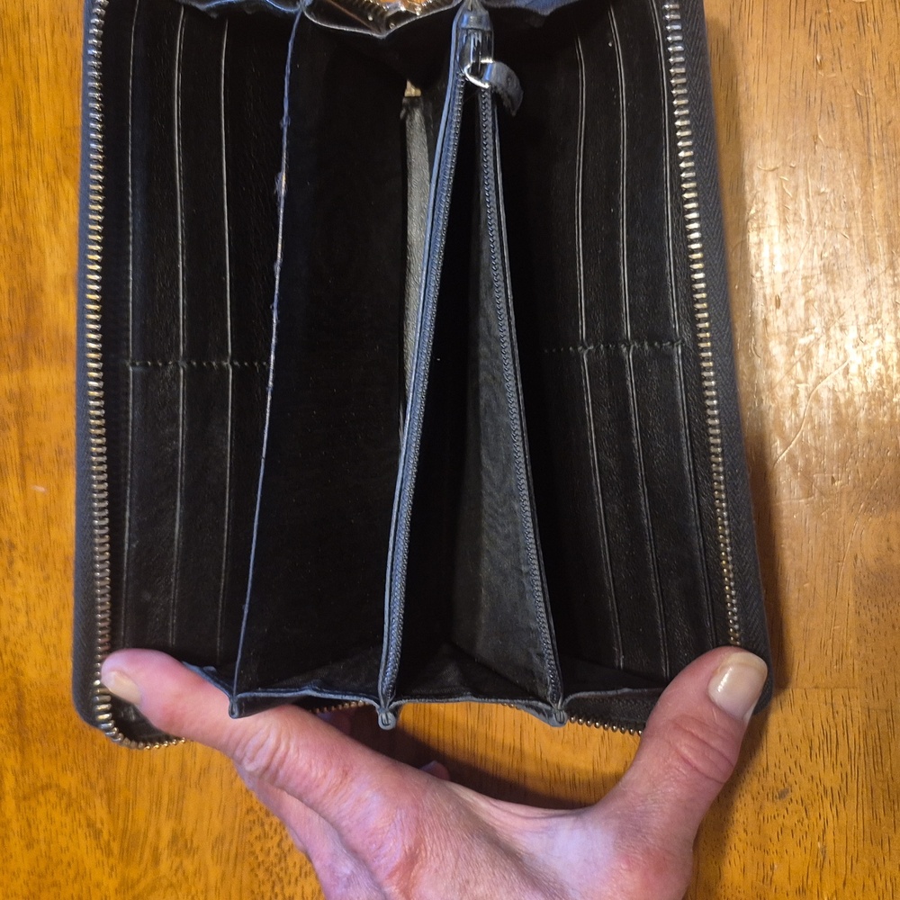 Gucci Black Embossed Wallet - Picture 8 of 11